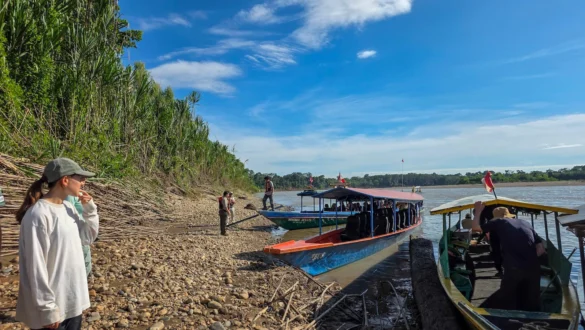 vkrcanje na coln Amazonija reka Peru