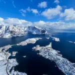 Pogled z drona na Lofote v severni Norveški med zimskim roadtripom.