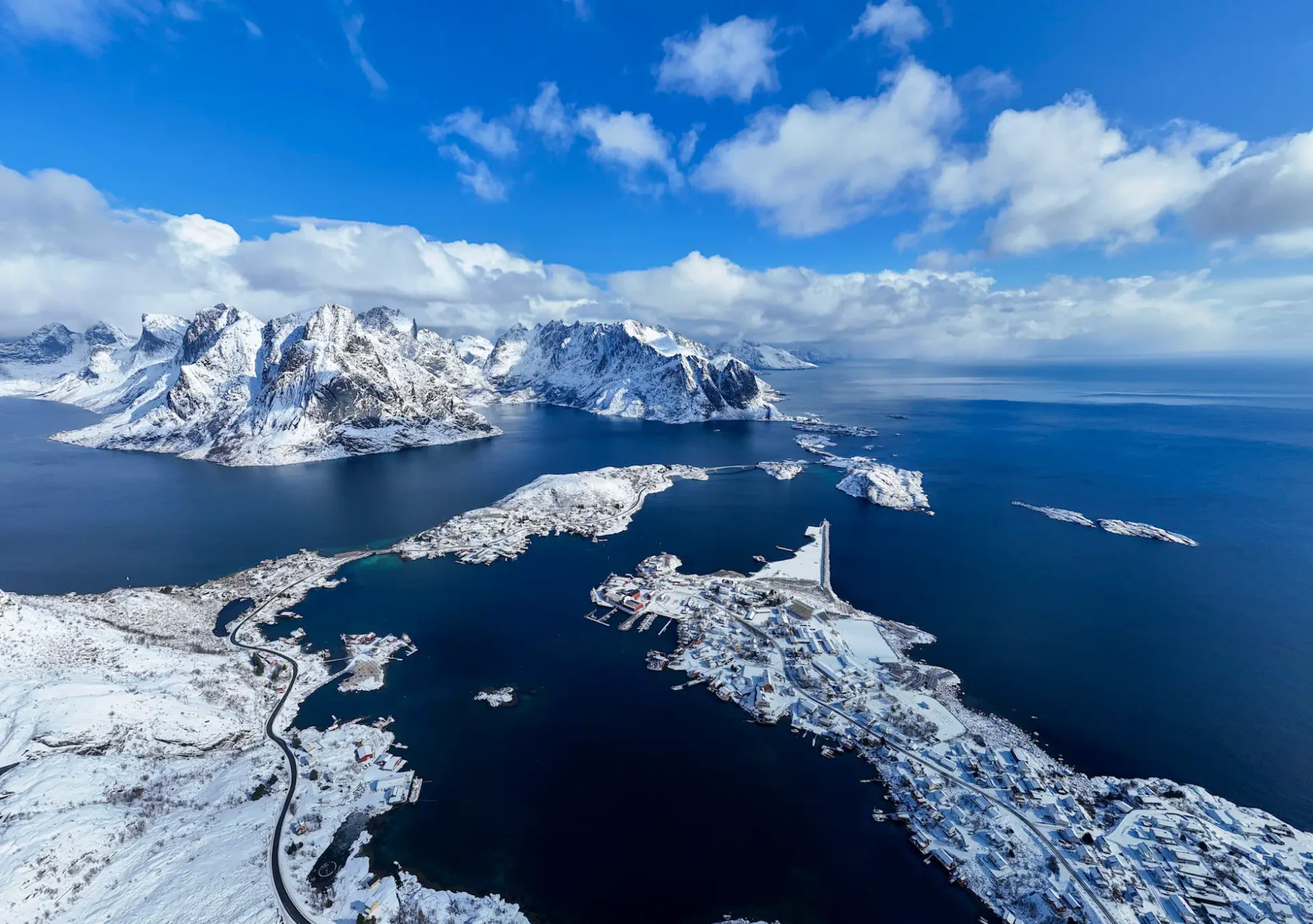 Pogled z drona na Lofote v severni Norveški med zimskim roadtripom.