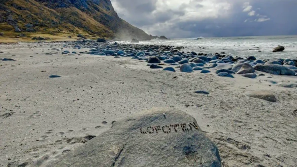Kamnita obala plaže Uttakleiv Beach na Lofotih