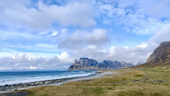 Panoramski pogled na plažo Uttakleiv Beach na Lofotih